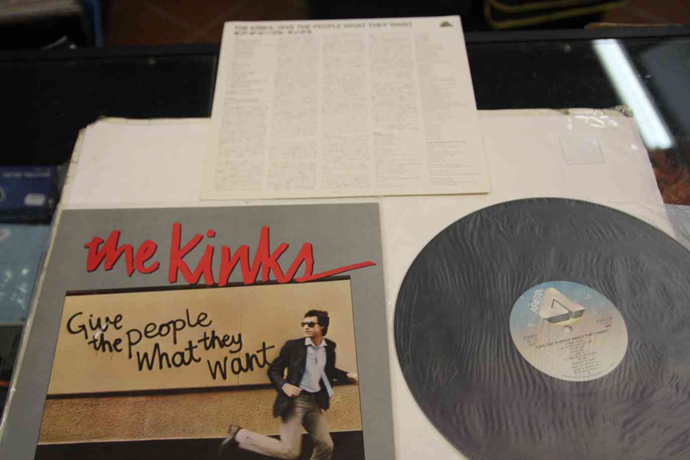 KINKS - GIVE THE PEOPLE WHAT THEY WANT - JAPAN